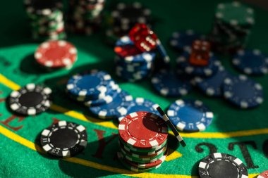 forum sdy app showing live blackjack and roulette tables with multilingual dealer interface